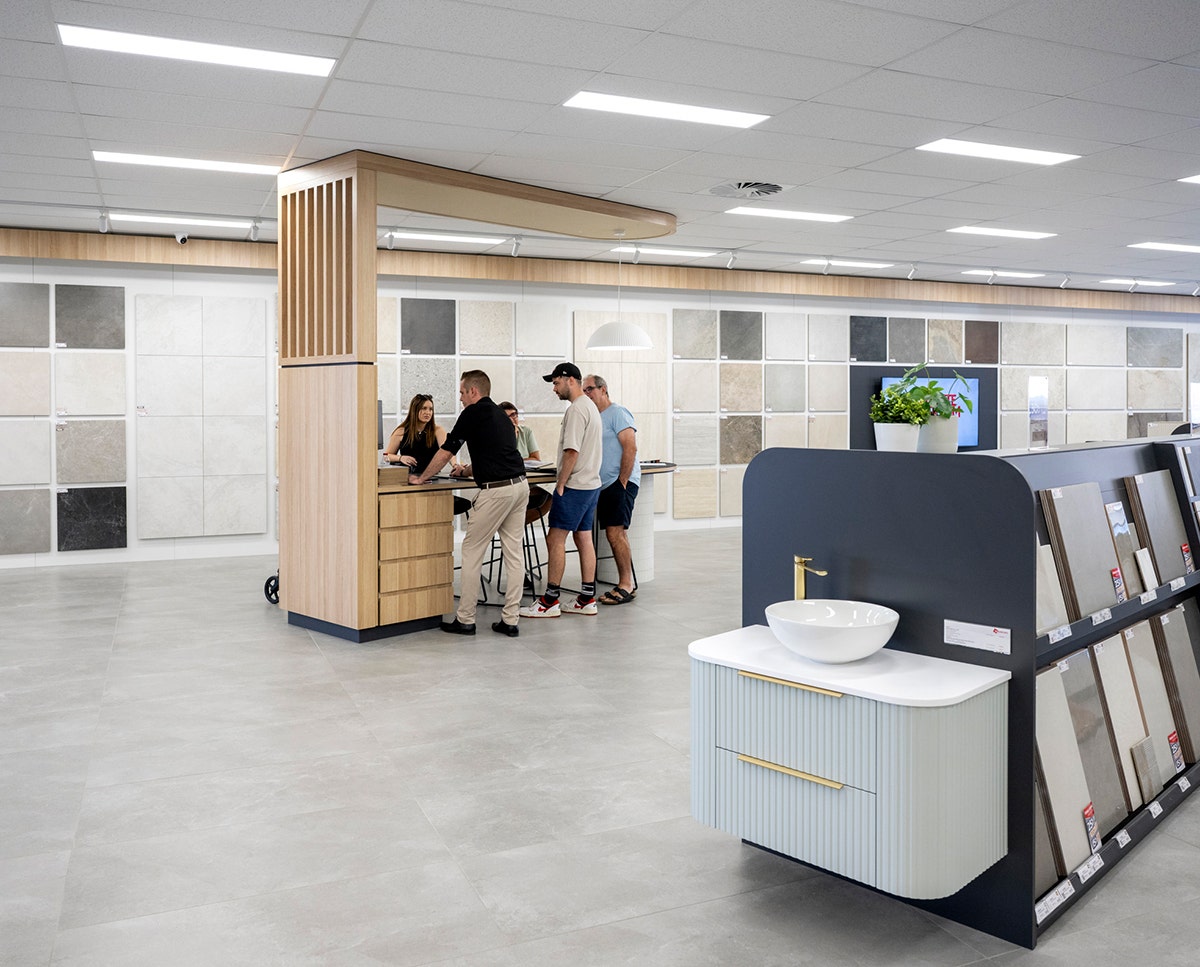 A 极速赛车官网168 Tiles showroom and a family group getting a free design consultation